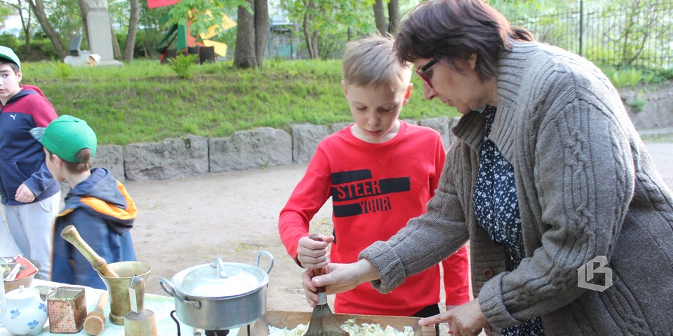 Назад, в пятидесятые: вязать салфетки и танцевать фокстрот