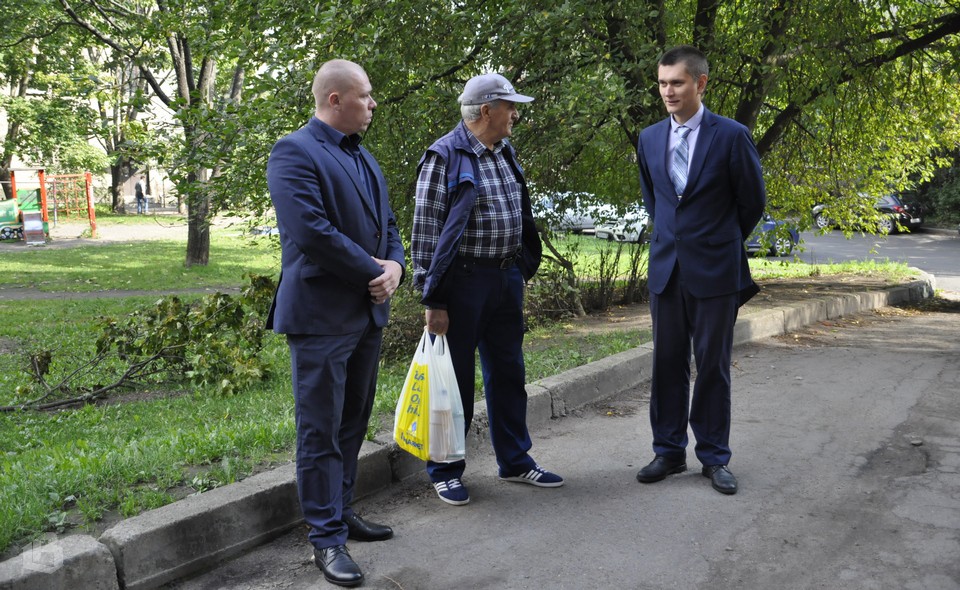 Антон Дёмкин и Виктор Гришкин с жителем дома в Выборге