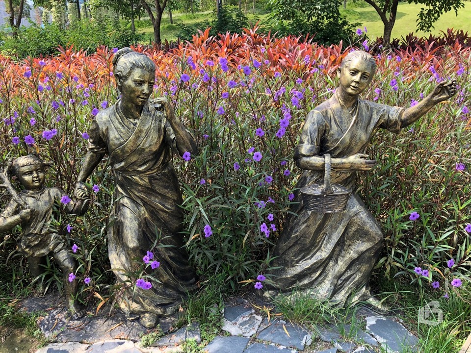 Скульптуры, цветы и растения – часть проекта по созданию экологически чистой реки