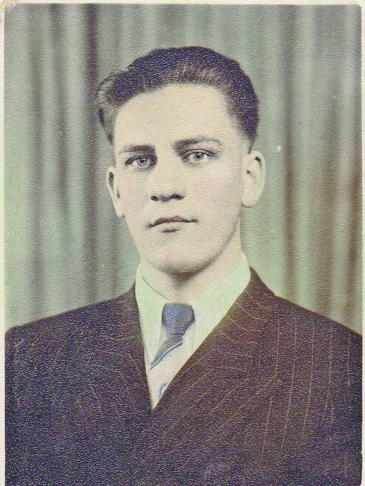   Александр  Урванцов -  член  ВЛКСМ  с апреля  1951 года