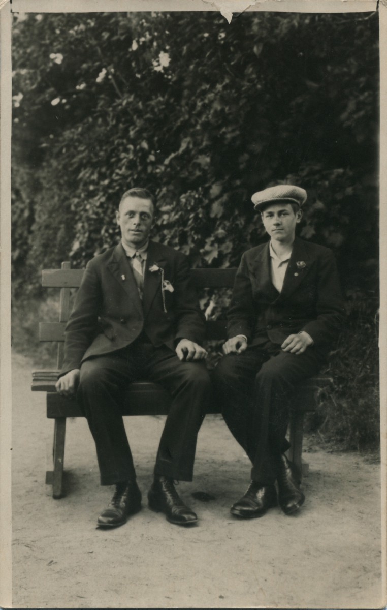 На снимке Т. Худова. Его сын Михаил (справа) и посетитель парка, 1936 г.