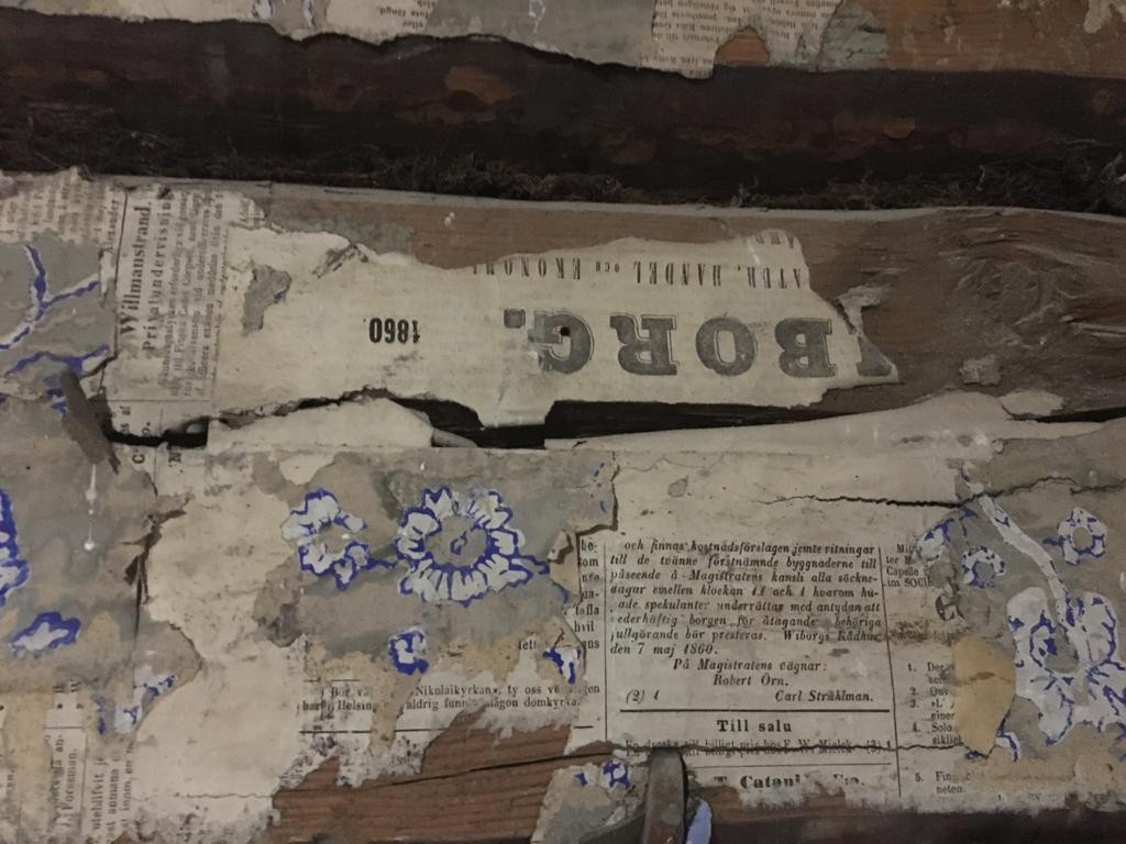 Необычное оформление стен: газеты в интерьере