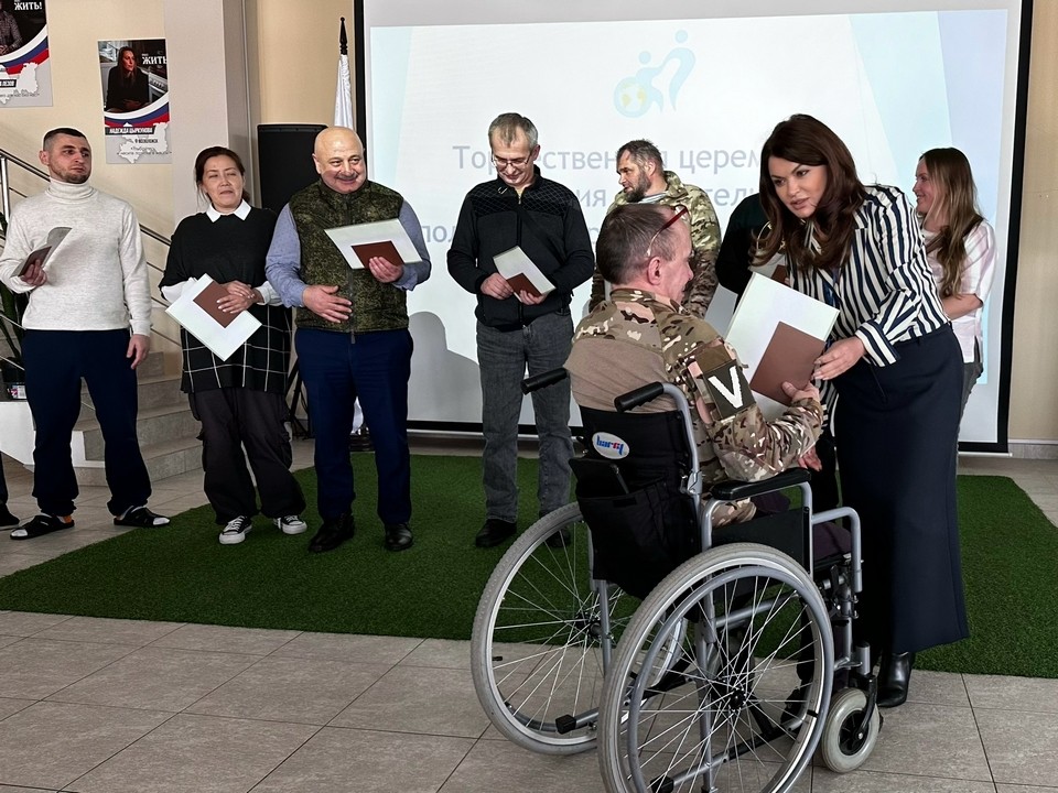 Ирина Дрозденко вручает дипломы операторам трёхмерной печати Ирина Дрозденко вручает дипломы операторам трёхмерной печати