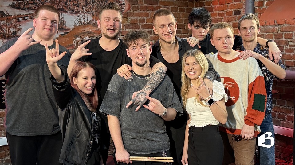 После концерта обе группы объединились для фото После концерта обе группы объединились для фото