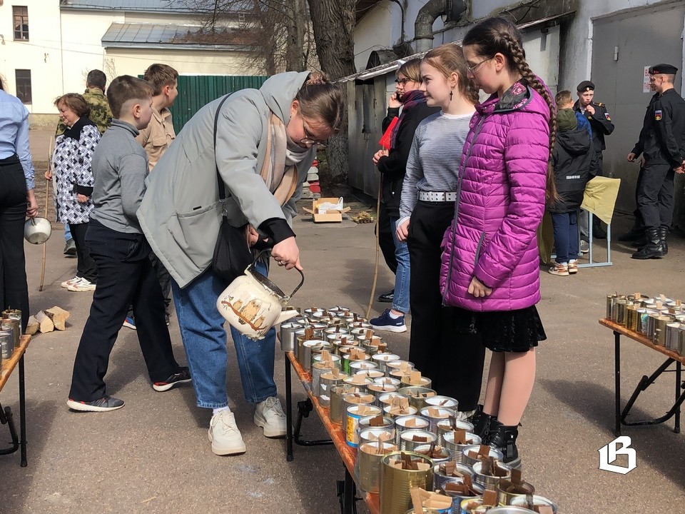 Акции по заливке окопных свечей объединяют десятки выборжцев