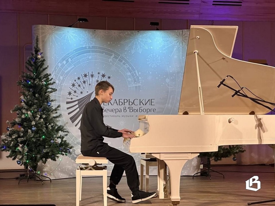 За роялем Максим Соловьев-Герцен