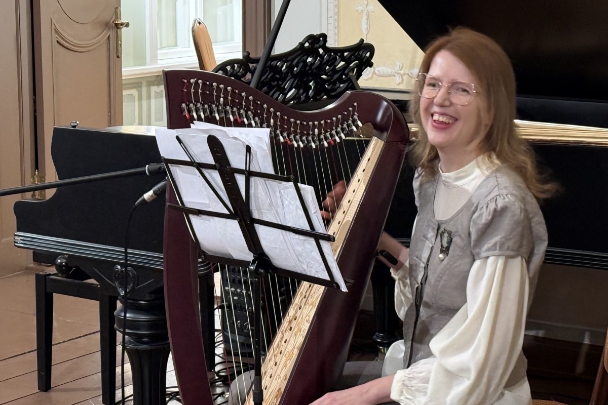 Валерия Дружинина исполнила редкие произведения на кельтской арфе