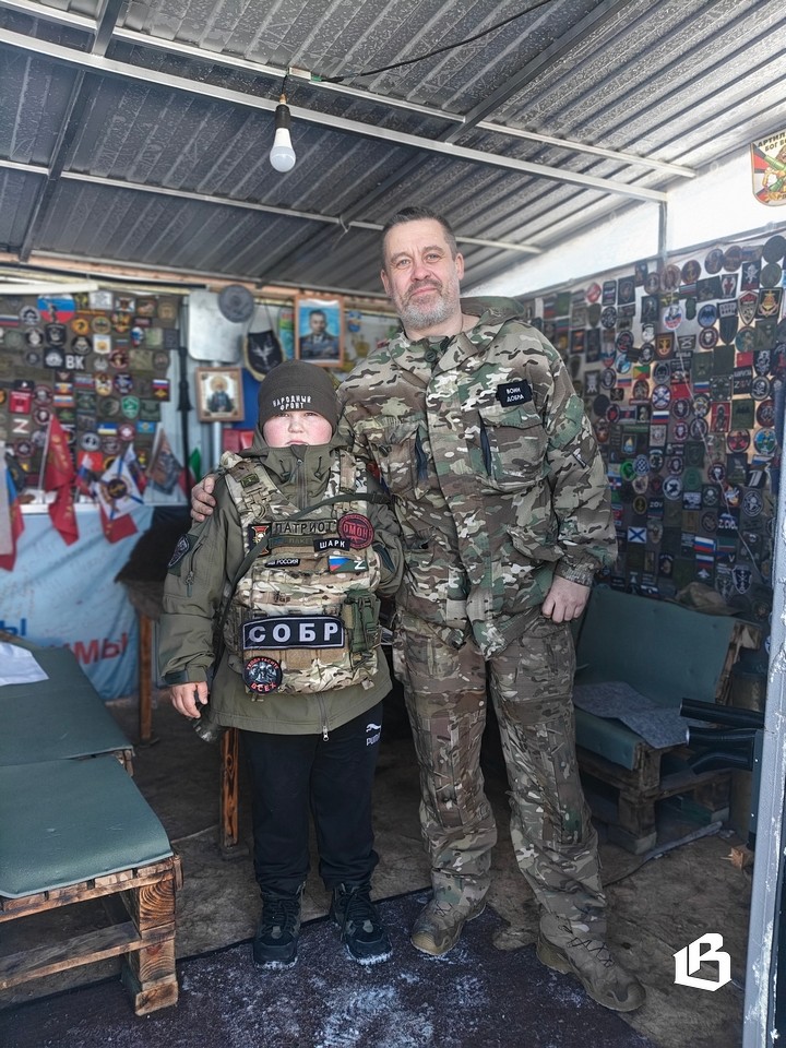 В мартовской командировке Самковы встретились с легендарным курским подростком Серёжей Боёвым, с 2024-го года встречающим наши колонны на перекрёстке с российским триколором