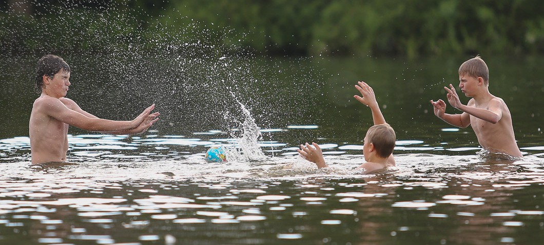 Сколько лет купаются. Купание летом. Дети купаются в пруду. Лето купаться. Дети купаются в реке.