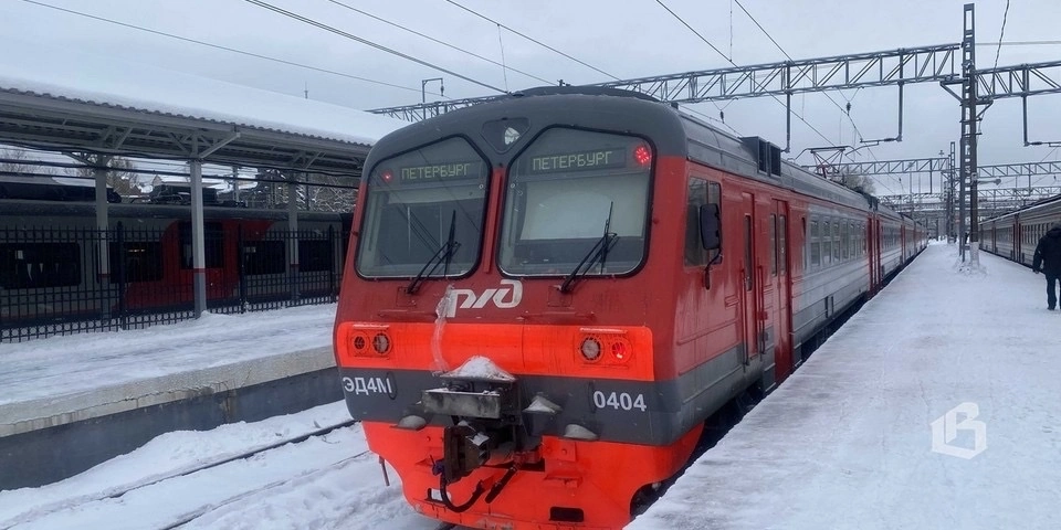 Электричка спб тосно. Электричку. Пригородные электрички. Электричка 8 марта. Поезд в Выборг из Санкт-Петербурга.