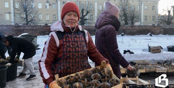 Очередная партия окопных свечей готовится к отправке из Выборга на передовую