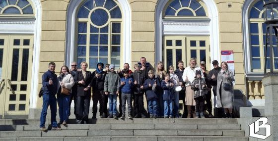 Мальчишки и девчонки из отряда «Выборгская застава» написали письма на передовую