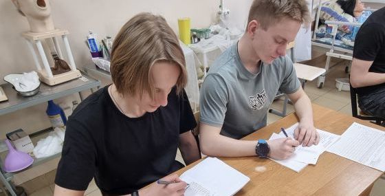 Юные медики из Первомайского осваивают азы заботы о пациентах в Выборге