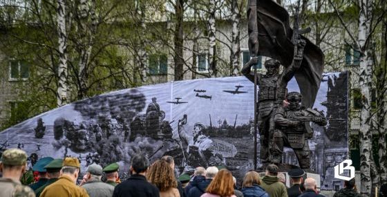 «И только мы к плечу плечом»…