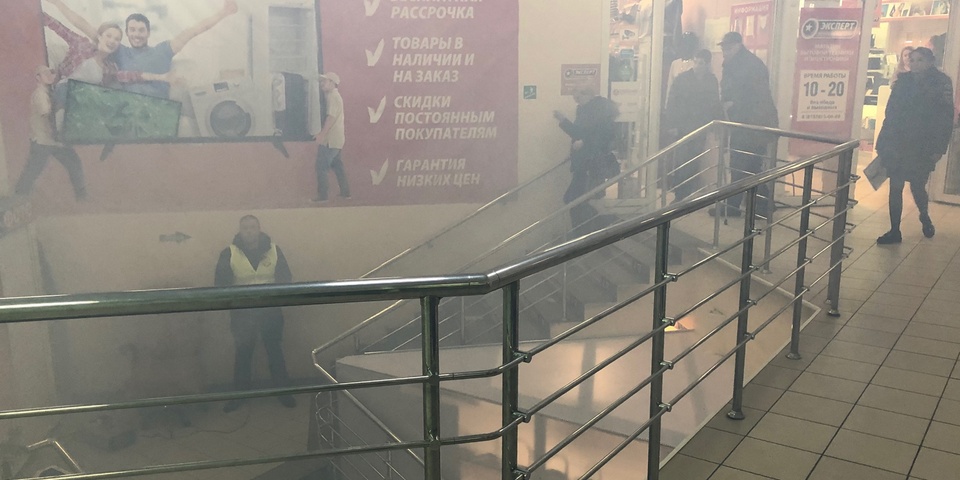 Из-за задымления на лестнице эвакуировали ТЦ Находка в Выборге 