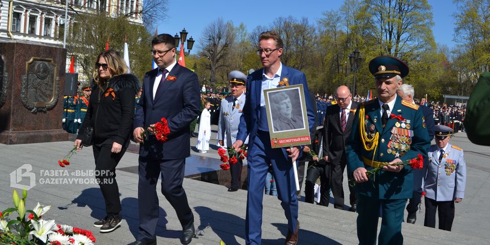 На площади Выборгских полков прошел митинг «Светом Победы едины»