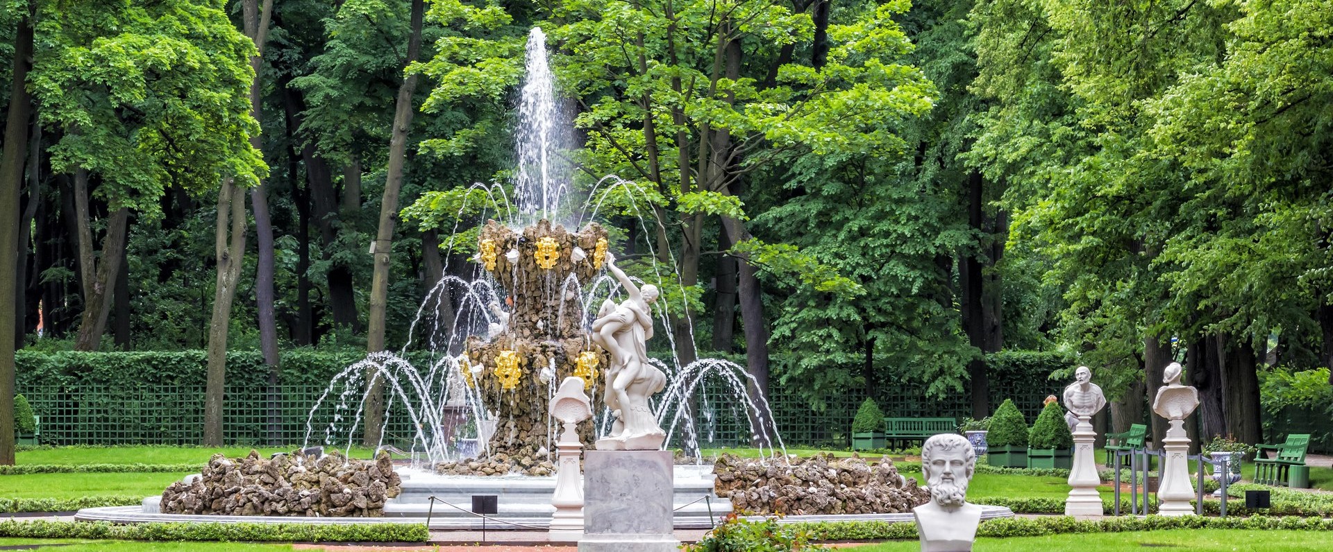 Коронный фонтан в летнем саду Петербурга