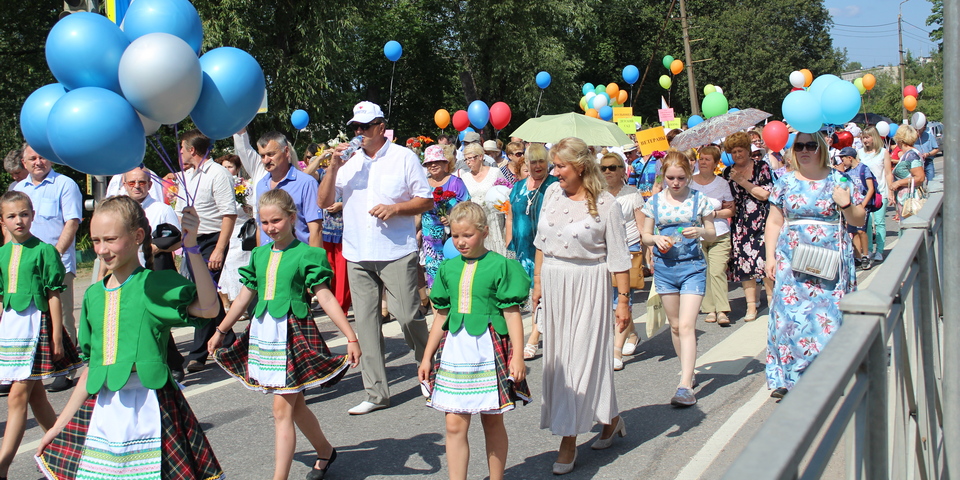 День Каменногорска начался с шествия по главной улице с тортом