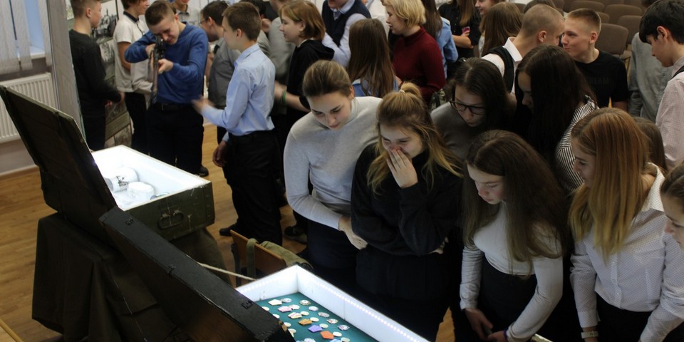 Выборгские волонтеры идут в школы с военным мини-музеем в чемодане 