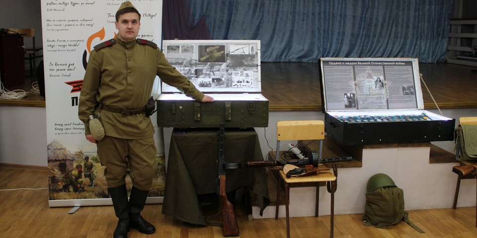 Выборгские волонтеры идут в школы с военным мини-музеем в чемодане 
