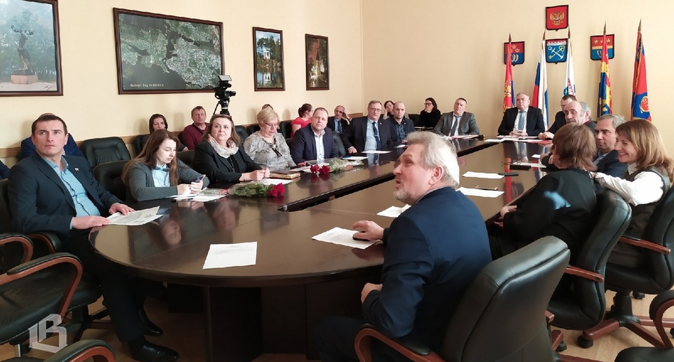 Депутаты Выборгского района обсудили работу УМВД и зарплату муниципалов