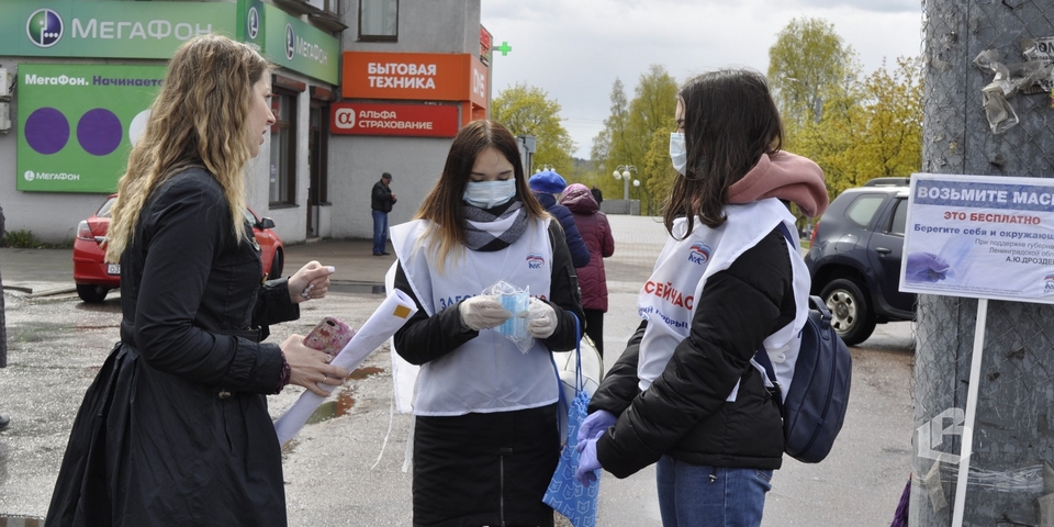 В Выборге волонтеры раздают одноразовые маски
