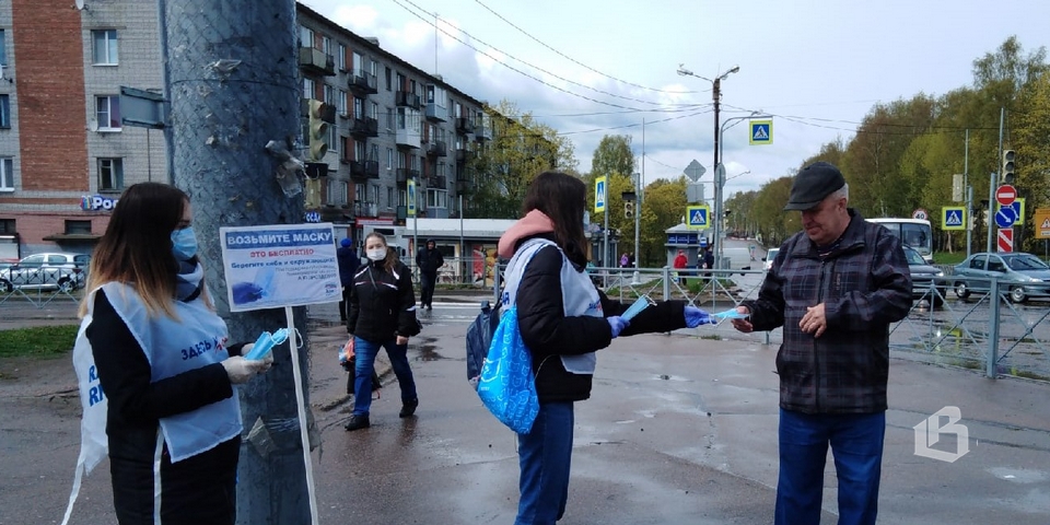 В Выборге волонтеры раздают одноразовые маски