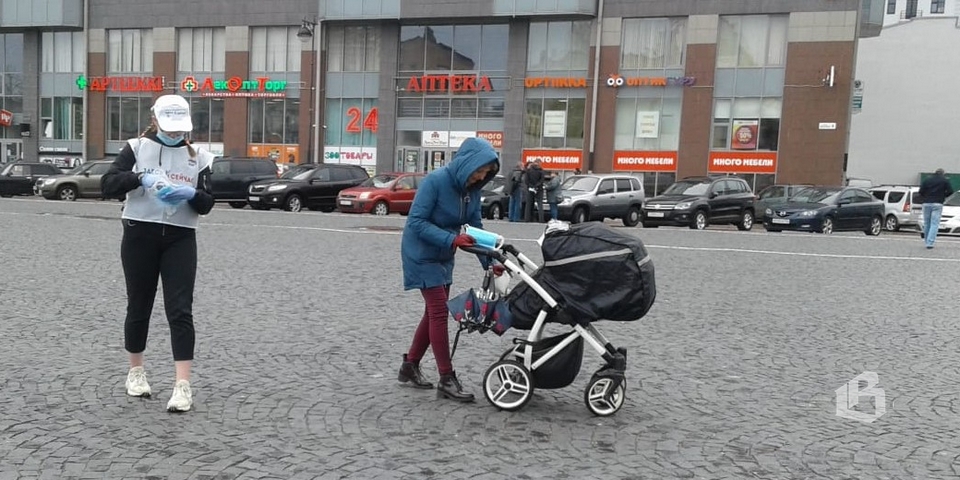 В Выборге волонтеры раздают одноразовые маски