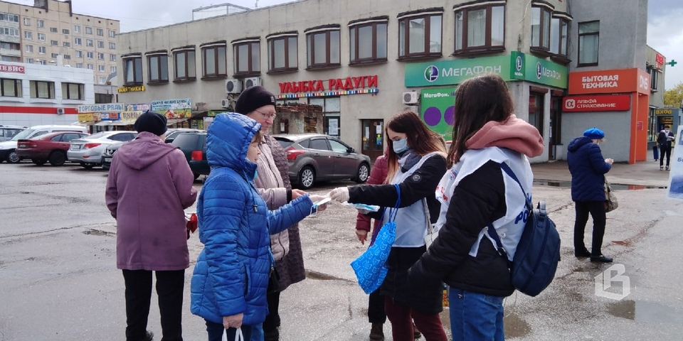 В Выборге волонтеры раздают одноразовые маски