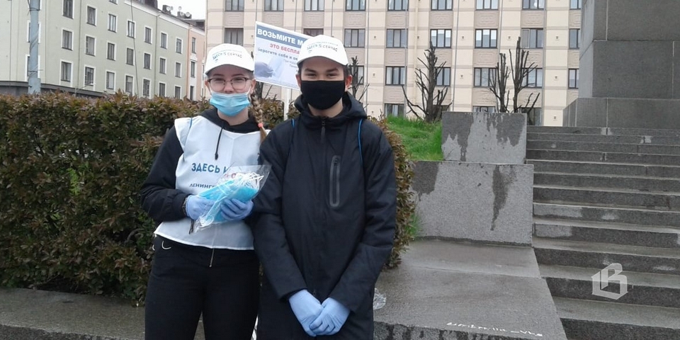 В Выборге волонтеры раздают одноразовые маски