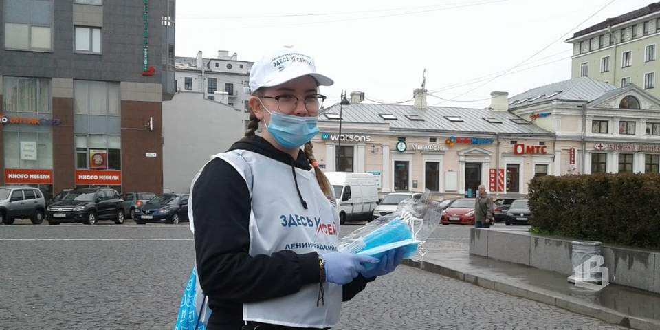 В Выборге волонтеры раздают одноразовые маски