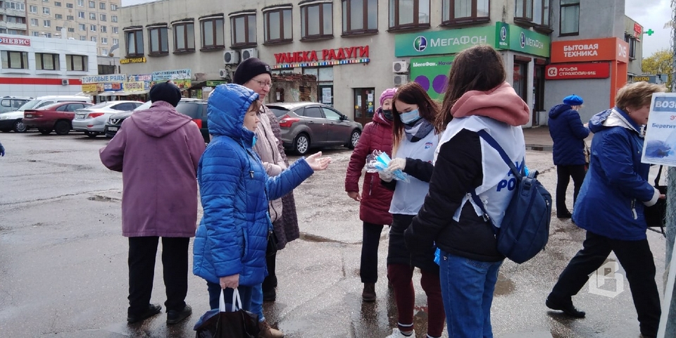 В Выборге волонтеры раздают одноразовые маски