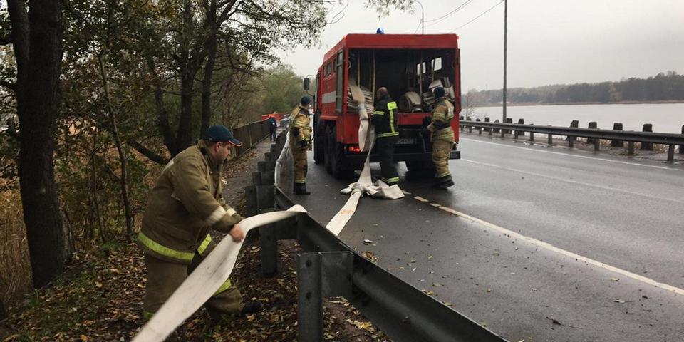 Выборгские пожарные наладили резервное водоснабжение в Гвардейском 