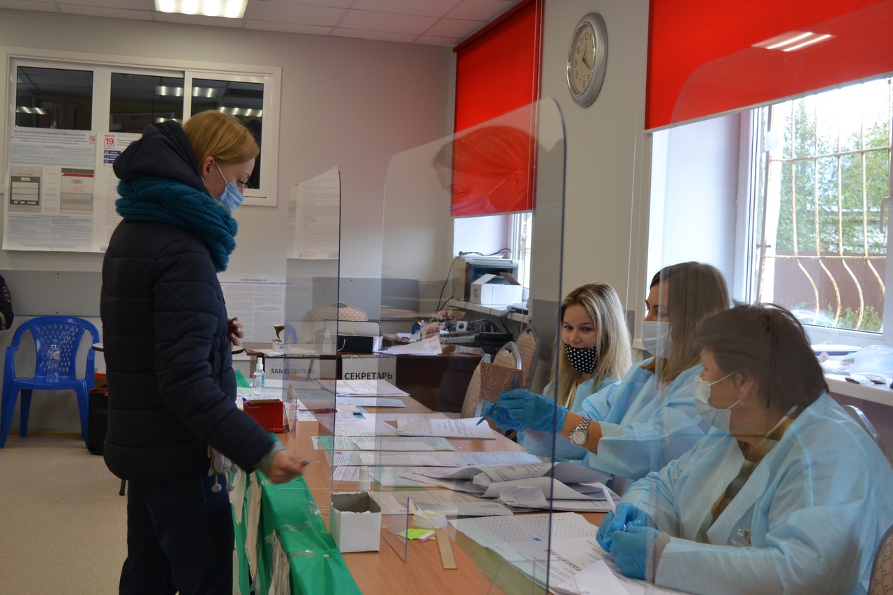 В Выборгском районе первый из трёх дней голосования начался с активности избирателей