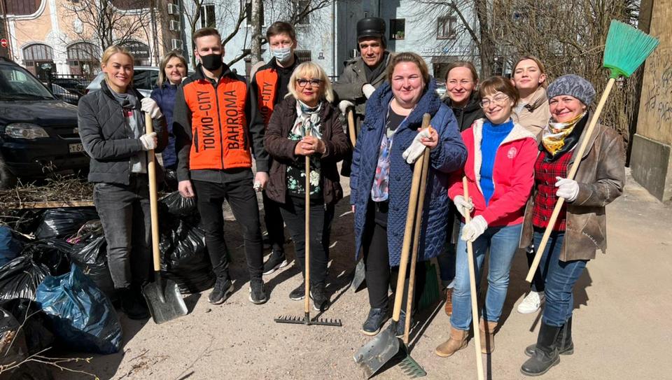 Новости выборга сегодня последние. Фон весенний субботник. Субботник метла грабли. Весенняя эстафета Выборг. Выборг и Первомай.