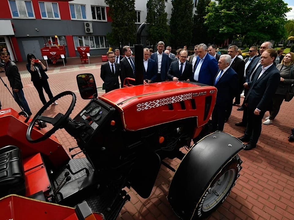Губернатор предложил бонус к «Ленинградскому гектару» в виде трактора 