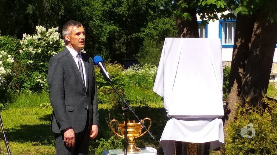 В посёлке Рощино открыли памятный знак Ильдару Гилязову