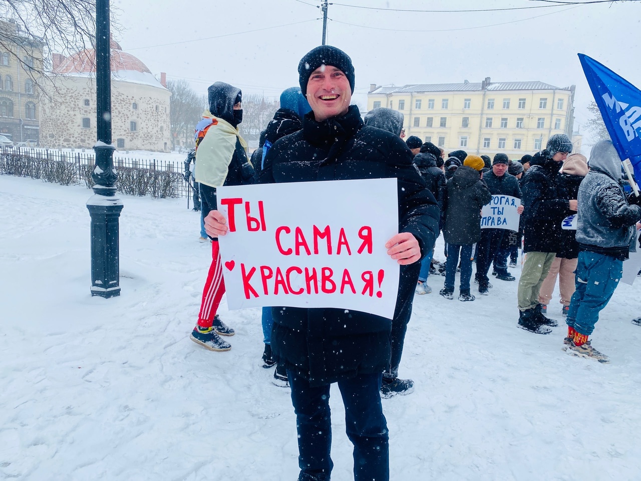 Выборгские мужчины поздравили женщин с праздником яркой акцией | 08.03.2023  | Выборг - БезФормата