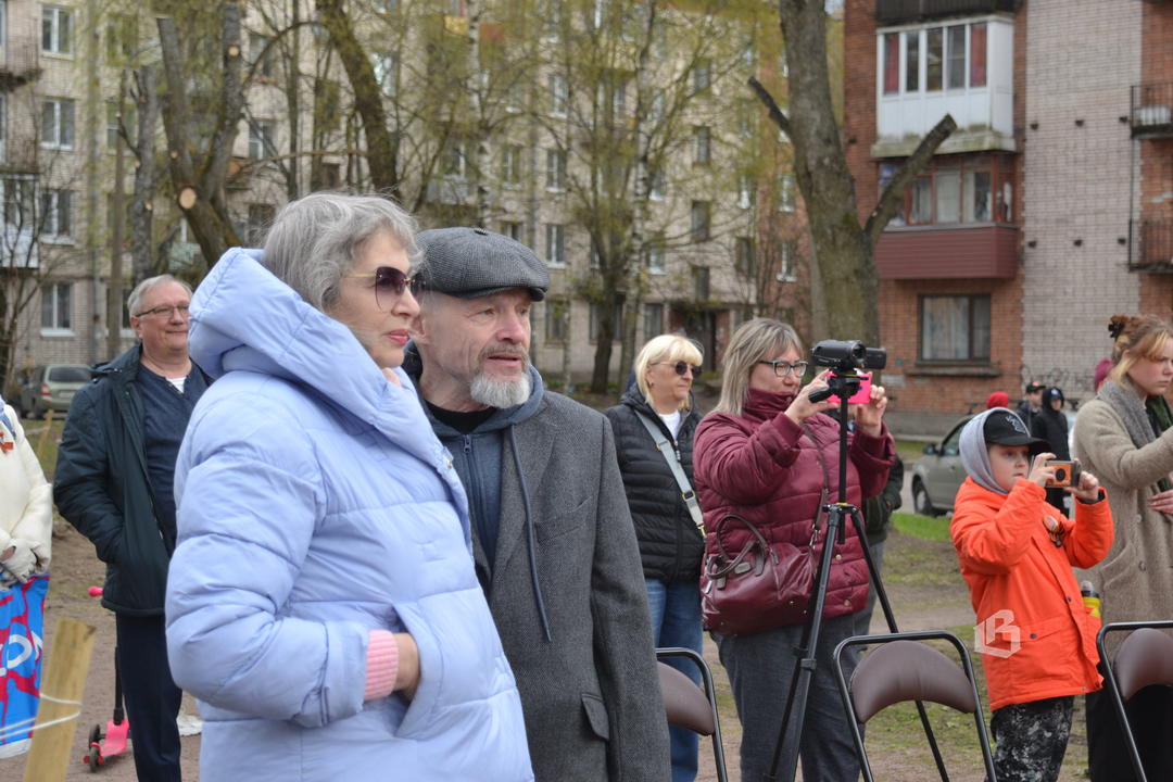 В сквере на Мира пели все вместе