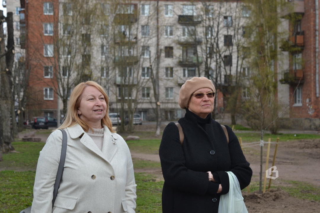 В сквере на Мира пели все вместе