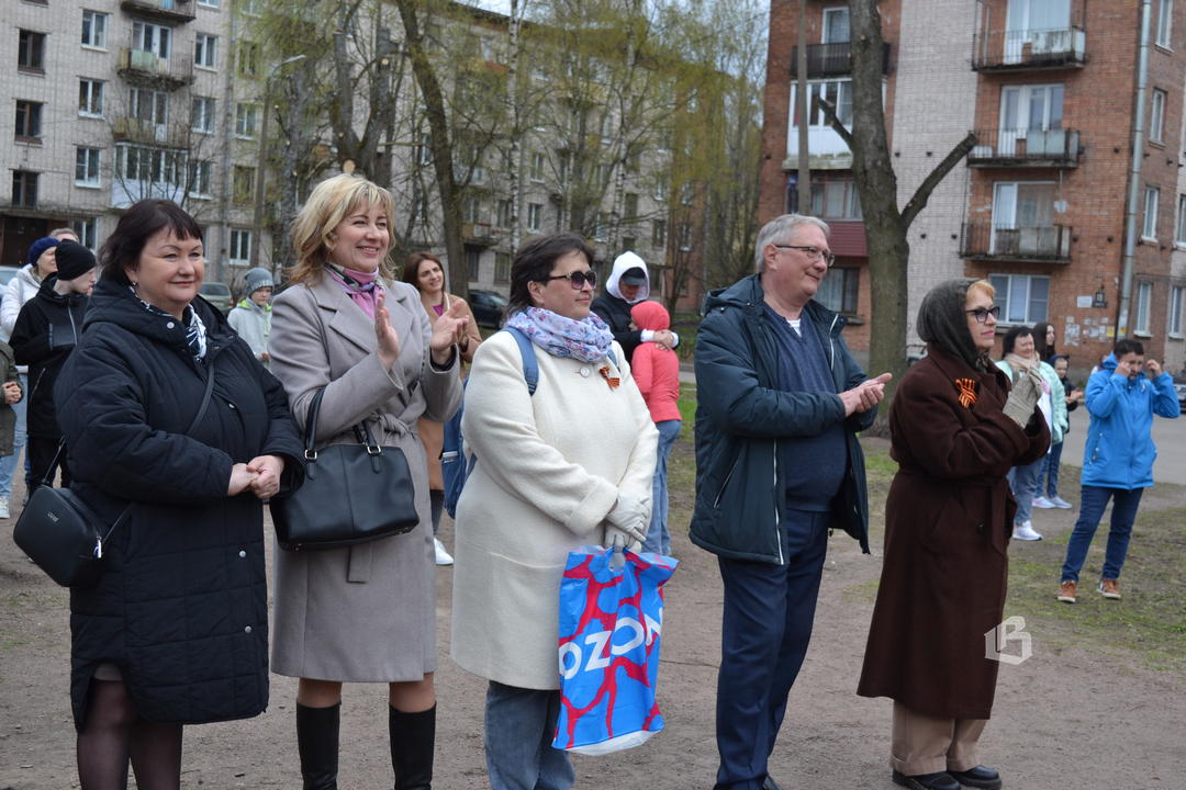 В сквере на Мира пели все вместе