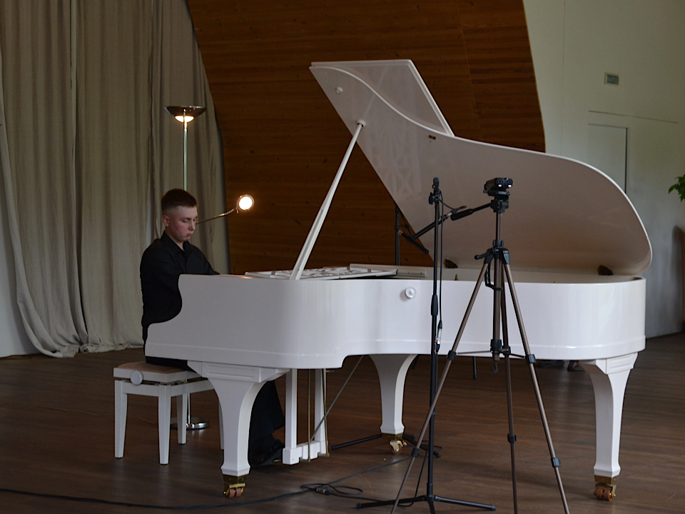 В День любви и верности в Выборге поздравляют семейные пары