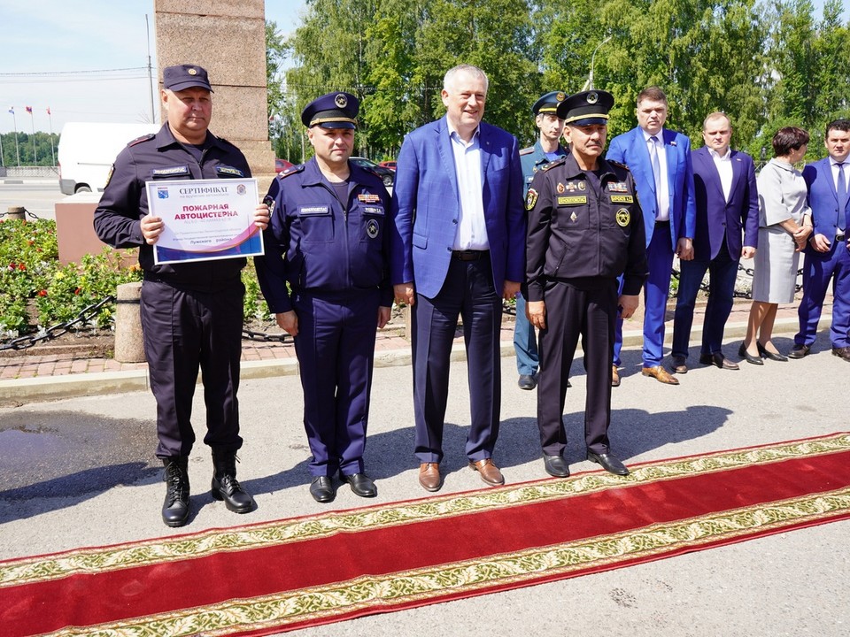 Александр Дрозденко передал 8 спецавтомобилей в «Леноблпожспас»