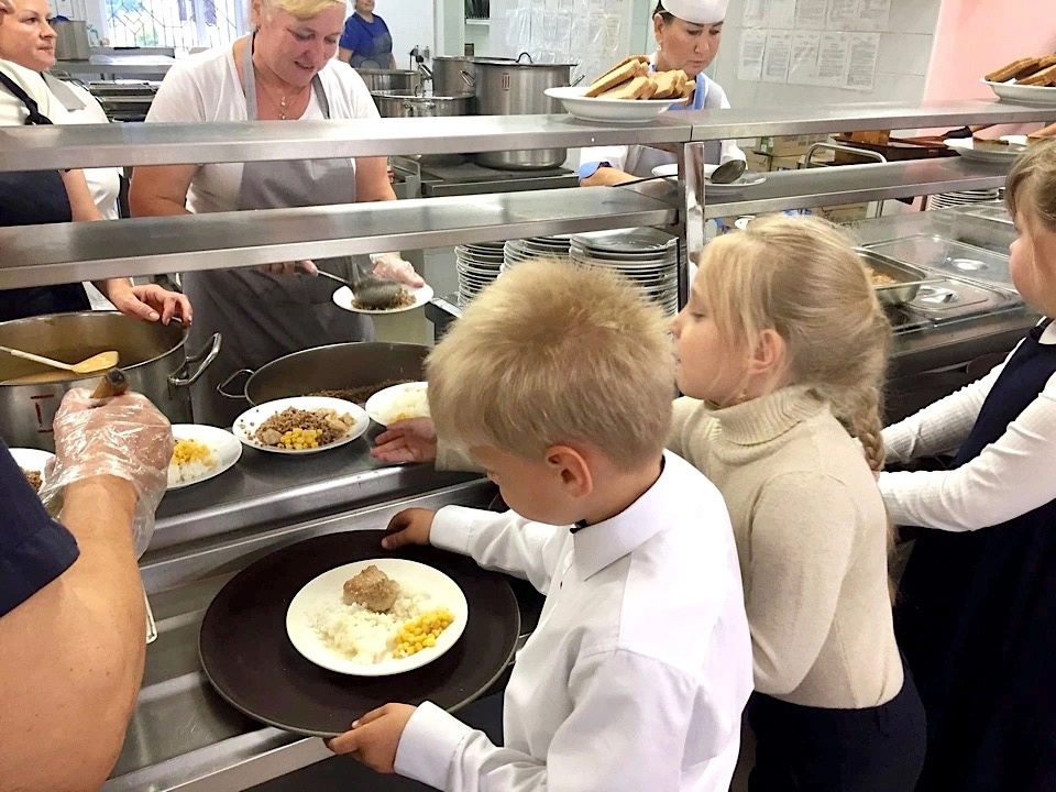 Выборгский район присоединился к областному проекту «Школьное кафе» 