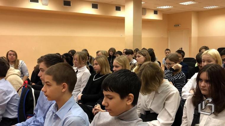 В Выборгской школе № 1 прошёл урок мужества с участием военных и волонтёров