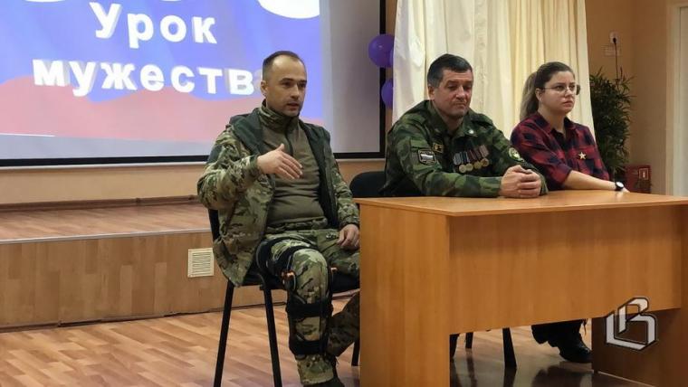 В Выборгской школе № 1 прошёл урок мужества с участием военных и волонтёров