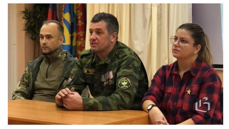 В Выборгской школе № 1 прошёл урок мужества с участием военных и волонтёров