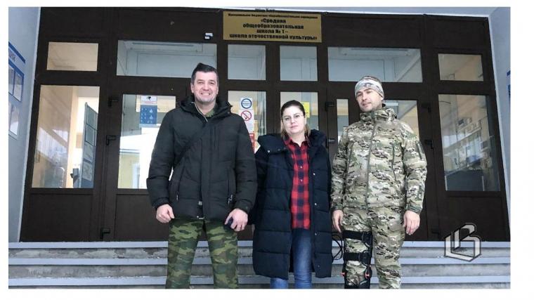 В Выборгской школе № 1 прошёл урок мужества с участием военных и волонтёров