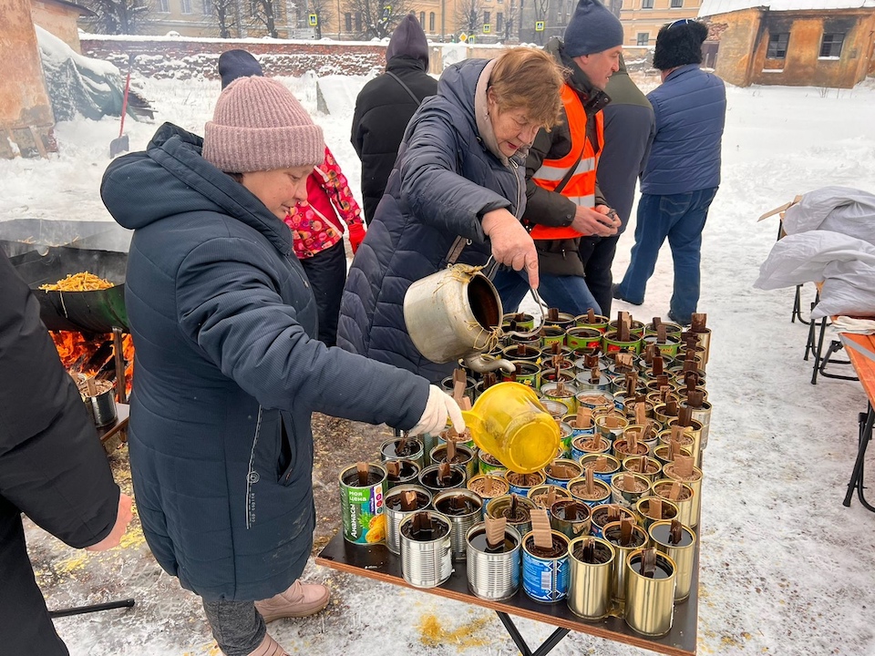Партию в 600 окопных свечей изготовили в Выборге активисты и общественники