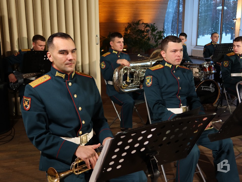 В новый год с военным оркестром!